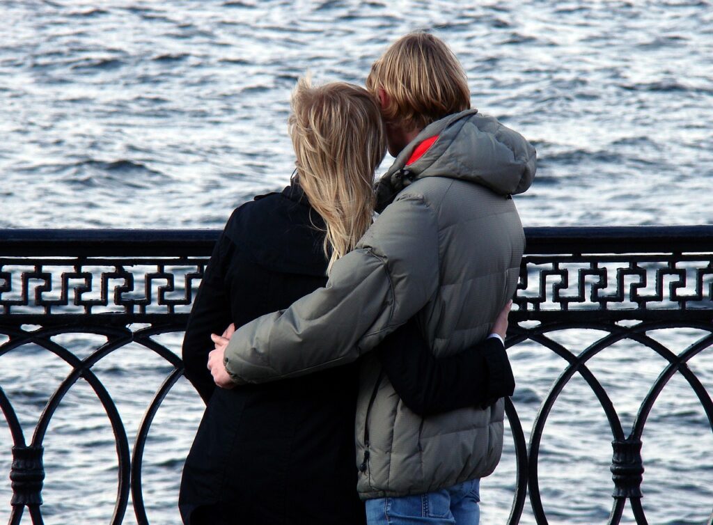 couple, love, watching the ocean