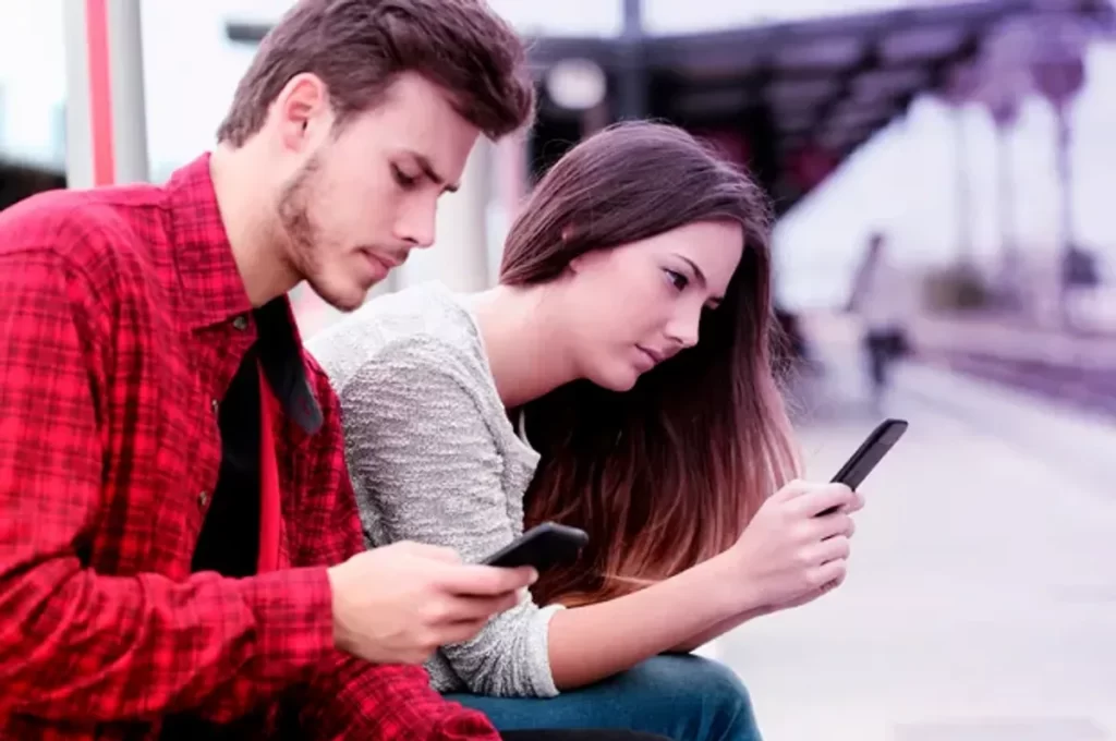 co-habitation, marriage, watching iphones,